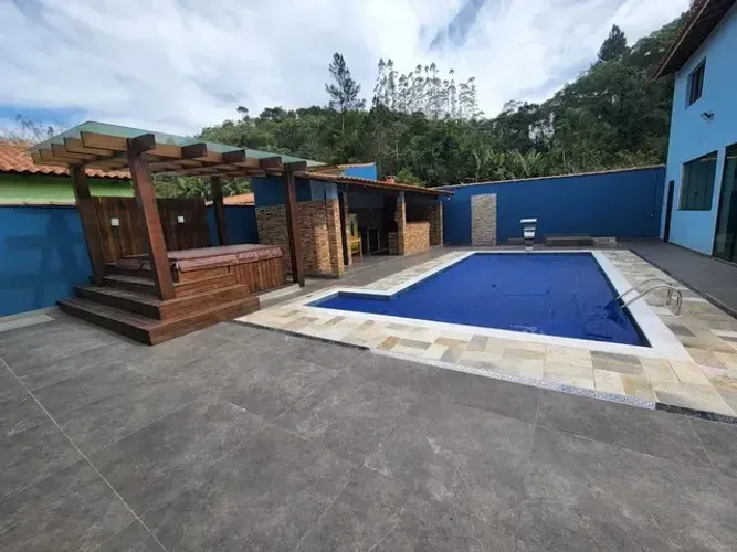 Excelente casa com piscina próximo ao centro de Juquitiba
