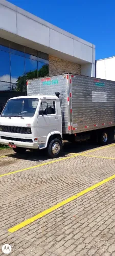 Caminhão baú 