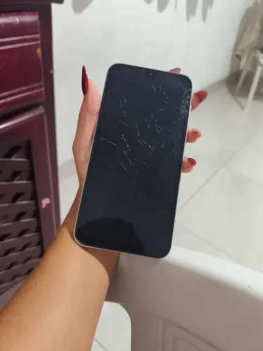 Samsung Galaxy a15 com a tela quebrada. Ele é holográfico.