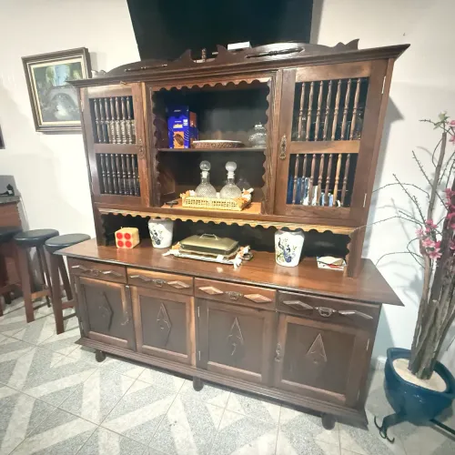 Arca de madeira maciça envernizada 