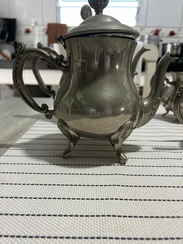 Vendo um conjunto de bules antigos para colecionadores.