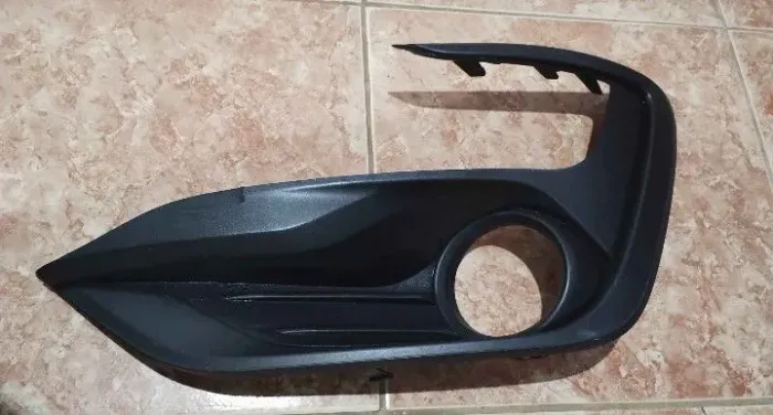 MOLDURA FAROL DE MILHA LADO DIREITO FORD KA 2019 ATÉ 2021