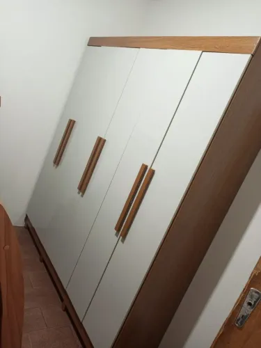 Guarda-Roupa Casal 6 Portas Branco com Madeira