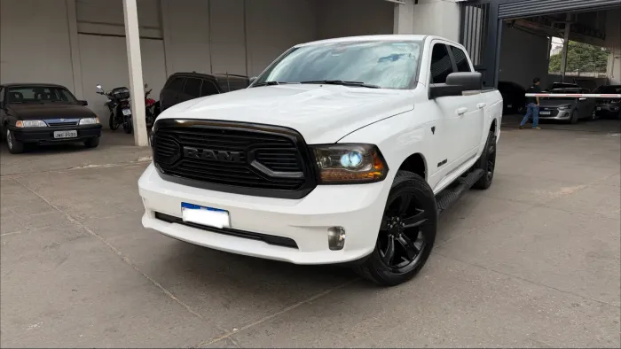 Ram Classic Laramie Night Edition 5.7 V8 16V Gasolina 4X4 Aut. 2023
