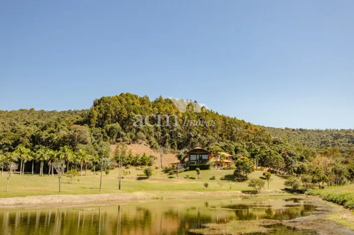 Linda fazenda de 24 alqueires, várias nascentes, baias, piquetes