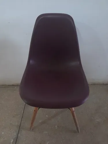 Cadeira roxa estilo Eames Eiffel com pés de madeira