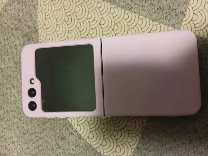 Celular Samsung Galaxy Z Flip 5 usado com 512 gigas de memória. Tela sem defeitos
