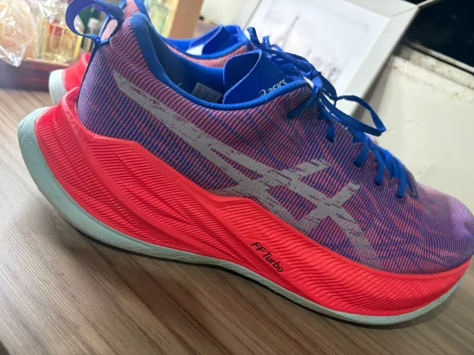 Asics ? tamanho 46 BR. Tênis de corrida em vermelho e azul.