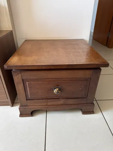 Mesa de cabeceira antiga