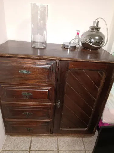 Móvel antigo de madeira com 4 gavetas e porta
