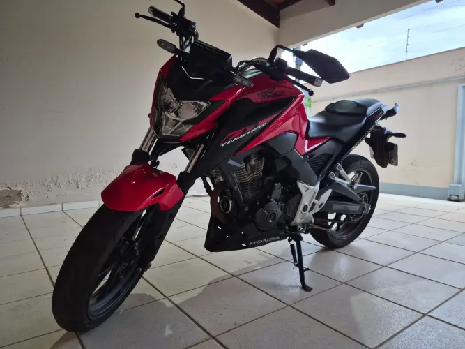 Moto CB 300F sem detalhes, moto muito nova 