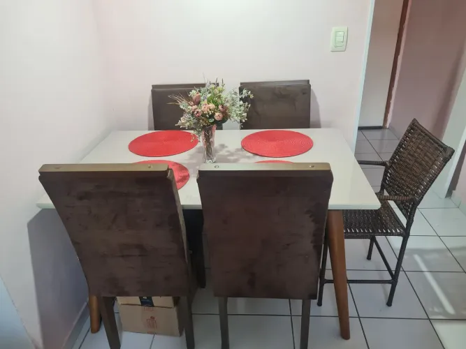 Mesa de jantar + 4 cadeiras sede + cadeira infantil