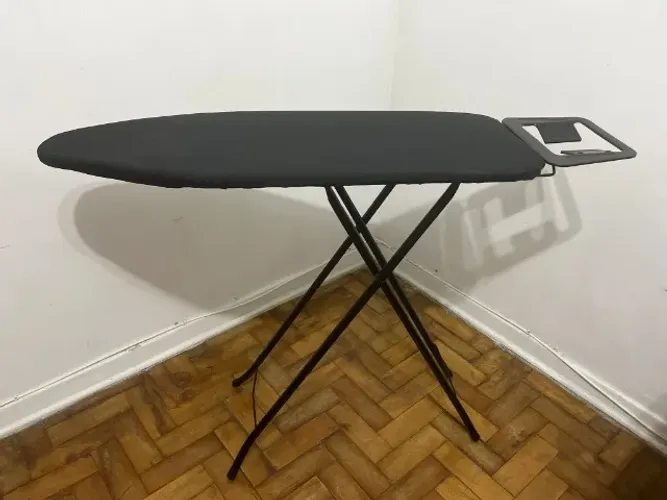 Tábua de Passar Roupa - Compacta e Reforçada (Semi-nova)