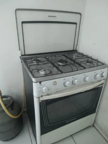 Fogão Continental funcionando 3 bocas perfeitamente e forno.