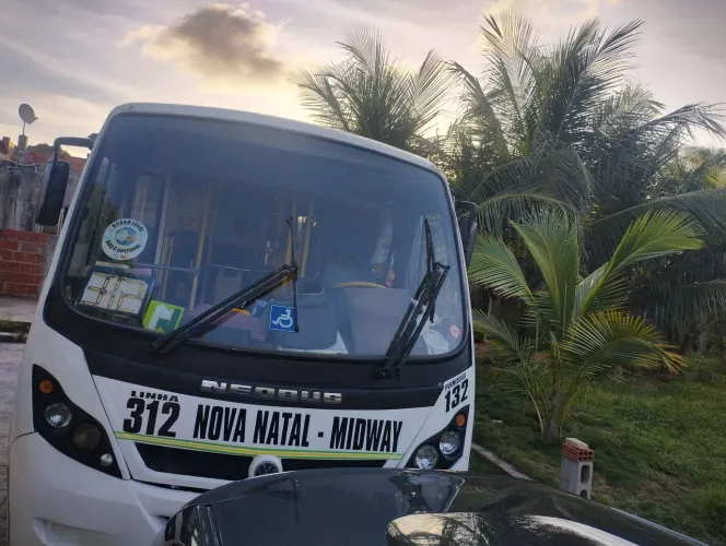 Vendo microônibus.