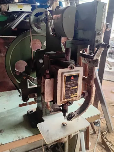 MÁQUINA DE APLICAR ILHOS AUTOMÁTICA