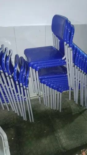 CADEIRAS AZUIS EMPILHÁVEIS
