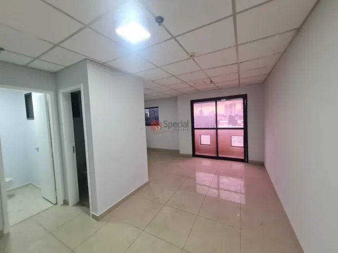 Sala comercial na Avenida Conselheiro Carrão com varanda e vaga. Excelente custo x benefíc