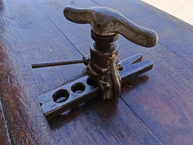 Flangeador excêntrico.