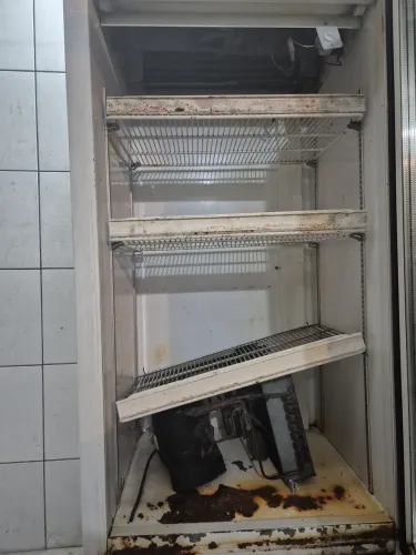 Geladeira expositora quebrada