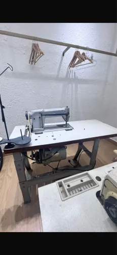 Maquina reta de costura