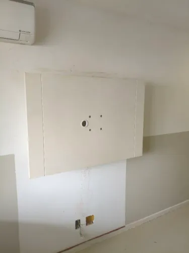 Painel de TV com armário embutido e suporte articulado