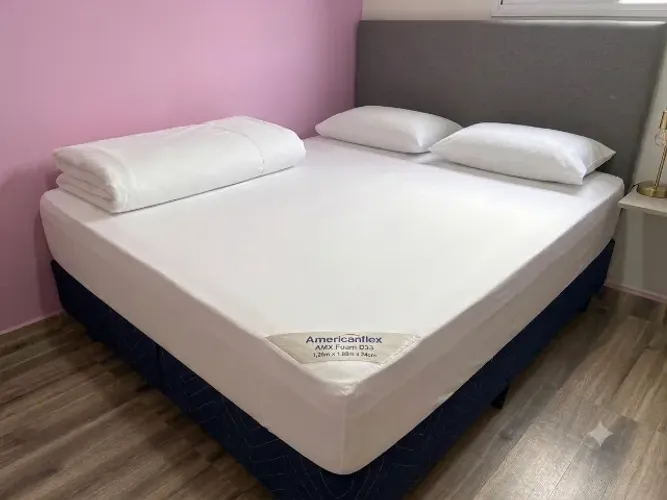Cama com colchão de casal Americanflex AMX Foam D33 (1,38m × 1,88m × 24cm) + Cabeceira