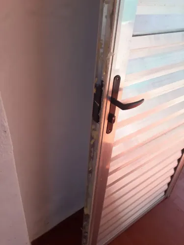 Porta Alumínio  $ 300 reais 