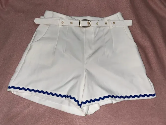 Bermuda Branca com Linha Azul