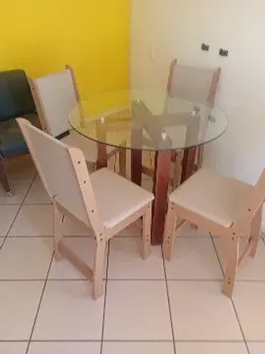 Mesa com 4 cadeiras