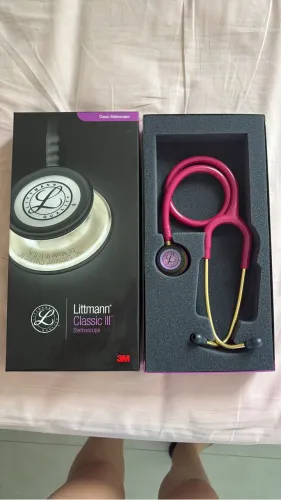 Embalagem com 1 Estetoscópio Littmann® Classic III Cor Framboesa