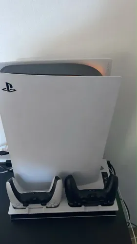 PS5 fat completo, 2 controles originais e 3 jogos mídia física e base de carregamento