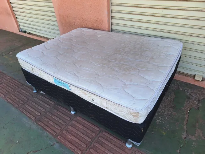Cama box casal com colchão de molas bem conservada ((ENTREGO GRATIS)) que