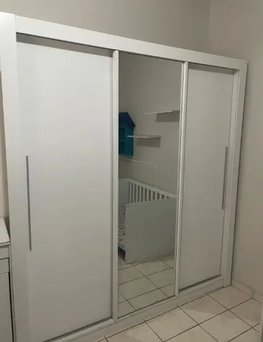 Guarda roupa com espelho