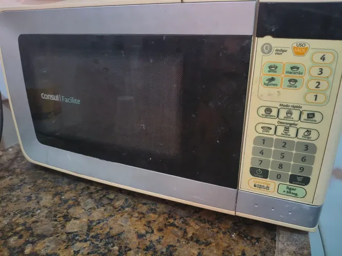 Micro-ondas antigo porém funcionando