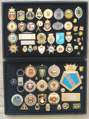 Coleção de distintivos, insígnias e emblemas