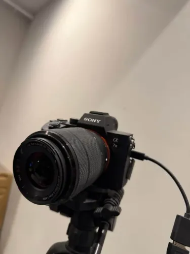 CÂMERA SONY A7III ( 1 MIL CLICKS) + LENTE 28 - 70 + PLACA DE CAPTURA ELGATO + 2 BATERIAS