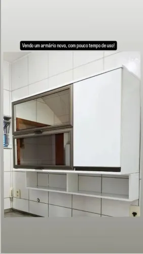 Armário de cozinha branco novo.