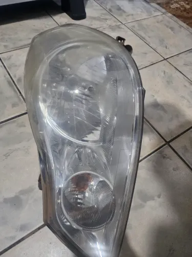 Farol do Renault symbol 2008 a 2012 lado esquerdo. 