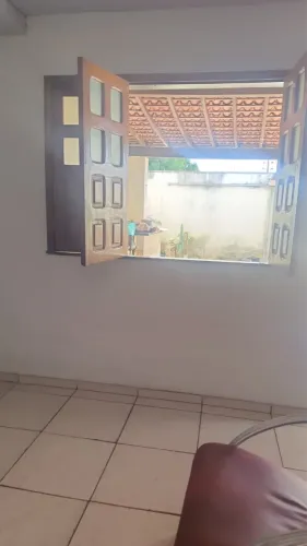 Janelão de madeira com vidro medindo 1,50 x 1,10