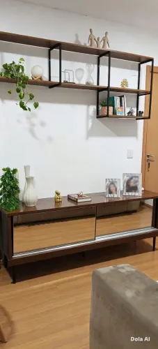 Aparador amadeirado com portas espelhadas e prateleiras de brinde
