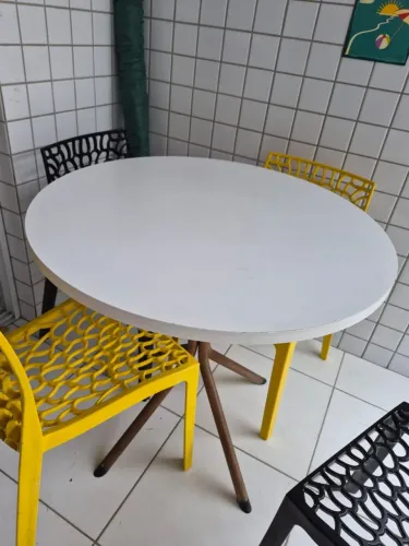 Mesa com 4 cadeiras