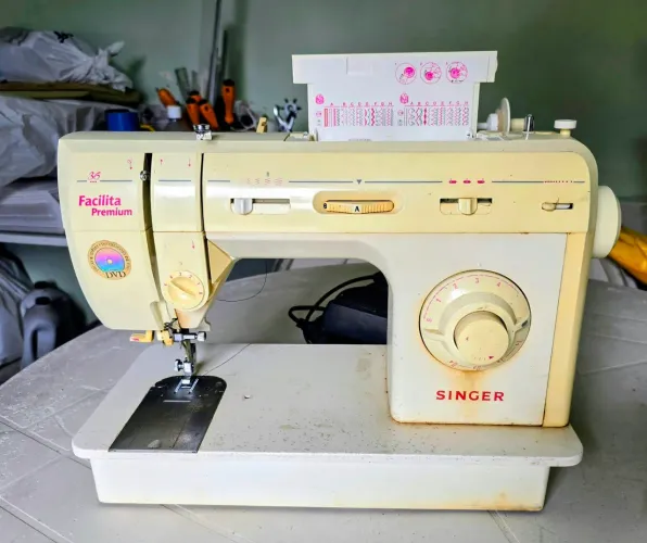 Maq costura reta domestica Singer R$ 400,00