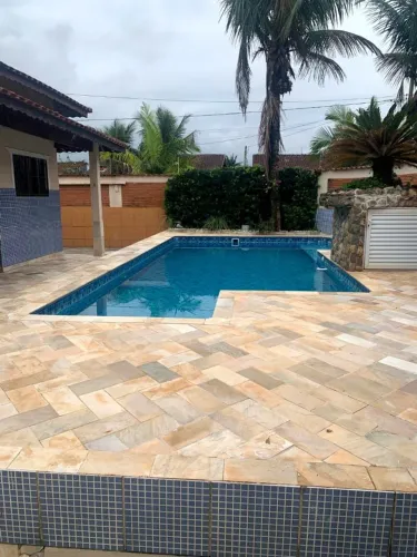 Casa à Venda próxima a Praia | 3 Dormitórios + Piscina