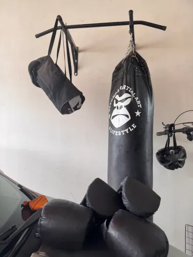 SACO DE PANCADAS DE MUAY THAI E ACESSÓRIOS