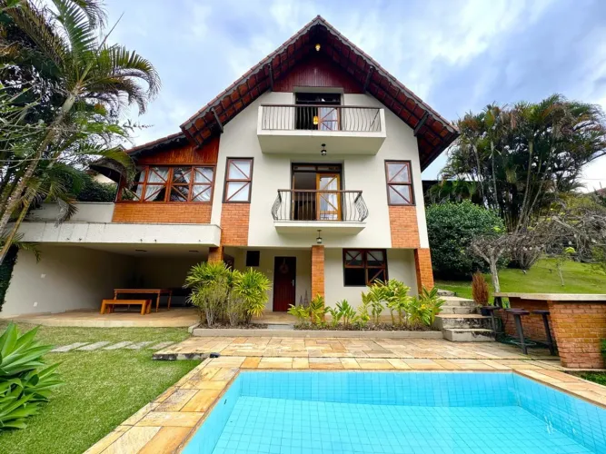 Casa de Alto Padrão com Vista para as Montanhas, Piscina e Área Gourmet