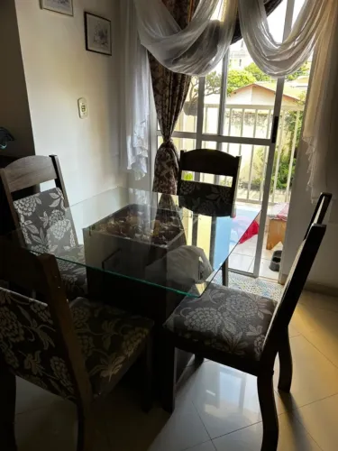 Mesa Quadrada de 4 Lugares