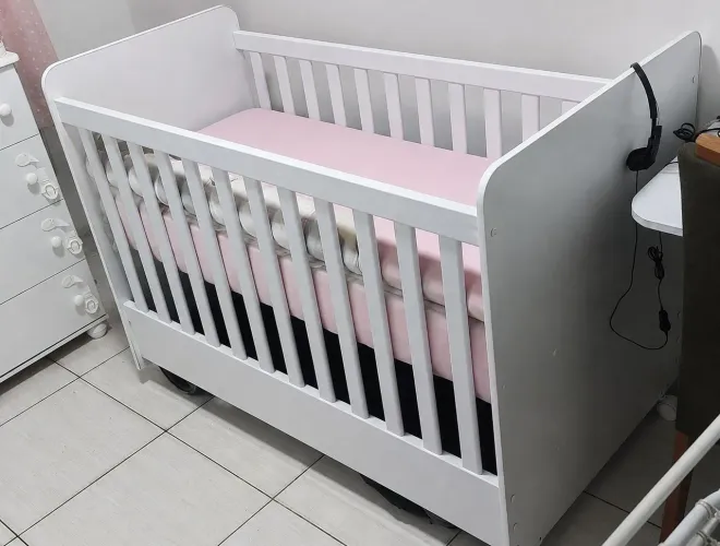 Berço novo com enfeites de menina