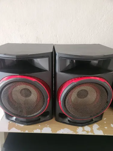 Caixas de Som LG em bom estado de conservação.