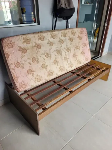 Cama de madeira mais colchão e capa